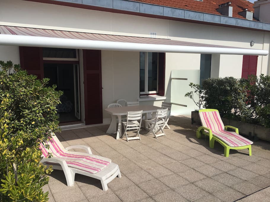 Terrasse plein ouest de 45m2 face au bassin