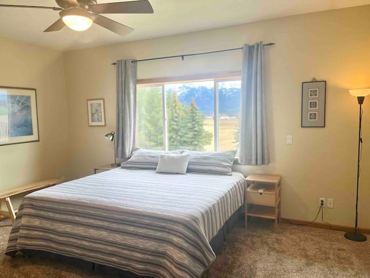 Chambre principale avec lit King Size et lit de luxe.