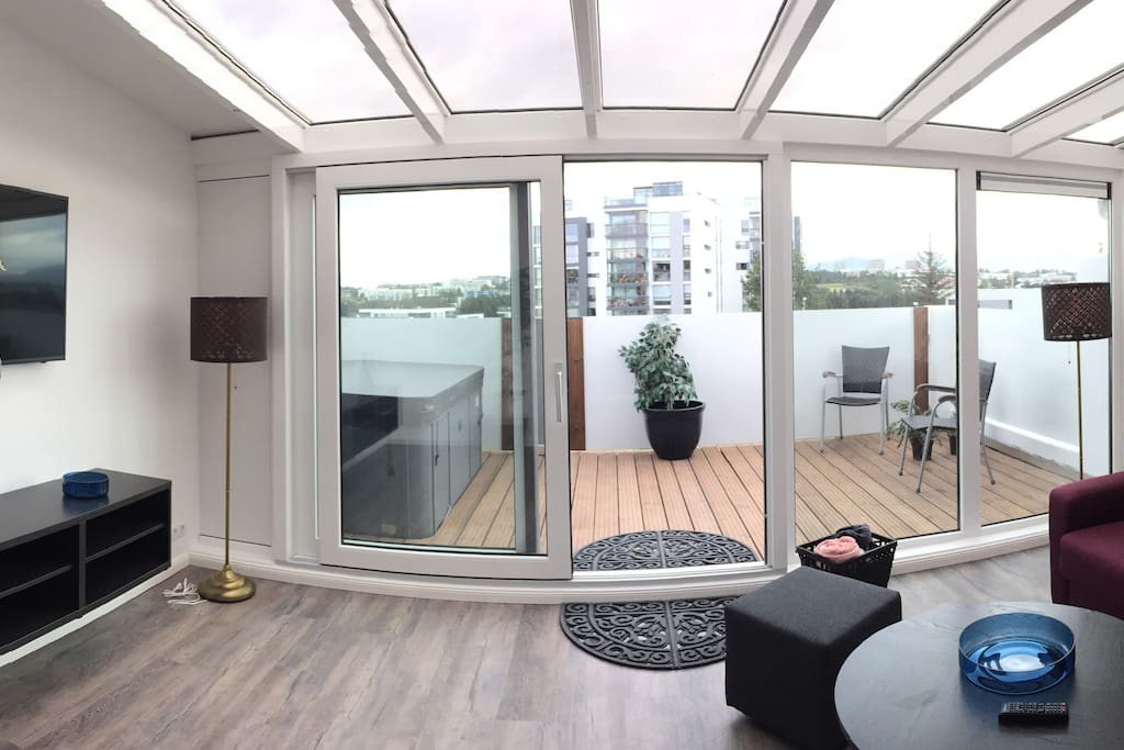 Terrace with jacuzzi / 10 min from DOWNTOWN REYKJAVIK