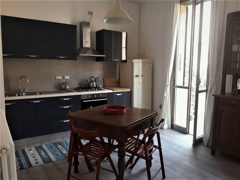 Ampia cucina soggiorno, molto luminosa, completamente attrezzata, con terrazzino, divano, televisione, aria condizionata