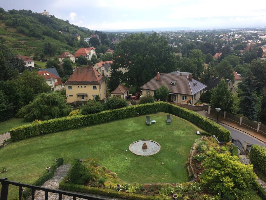 Blick über den Garten ausnahmsweise bei schlechtem Wetter