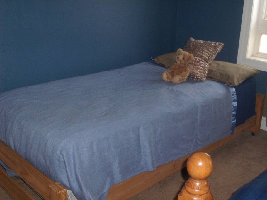 Twin bed Bedroom 1