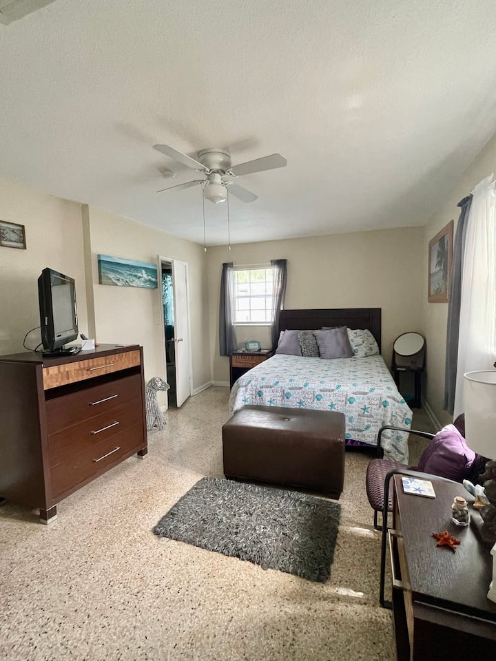 Chumba kikuu cha kulala kilicho na bafu la kujitegemea lenye bafu. 