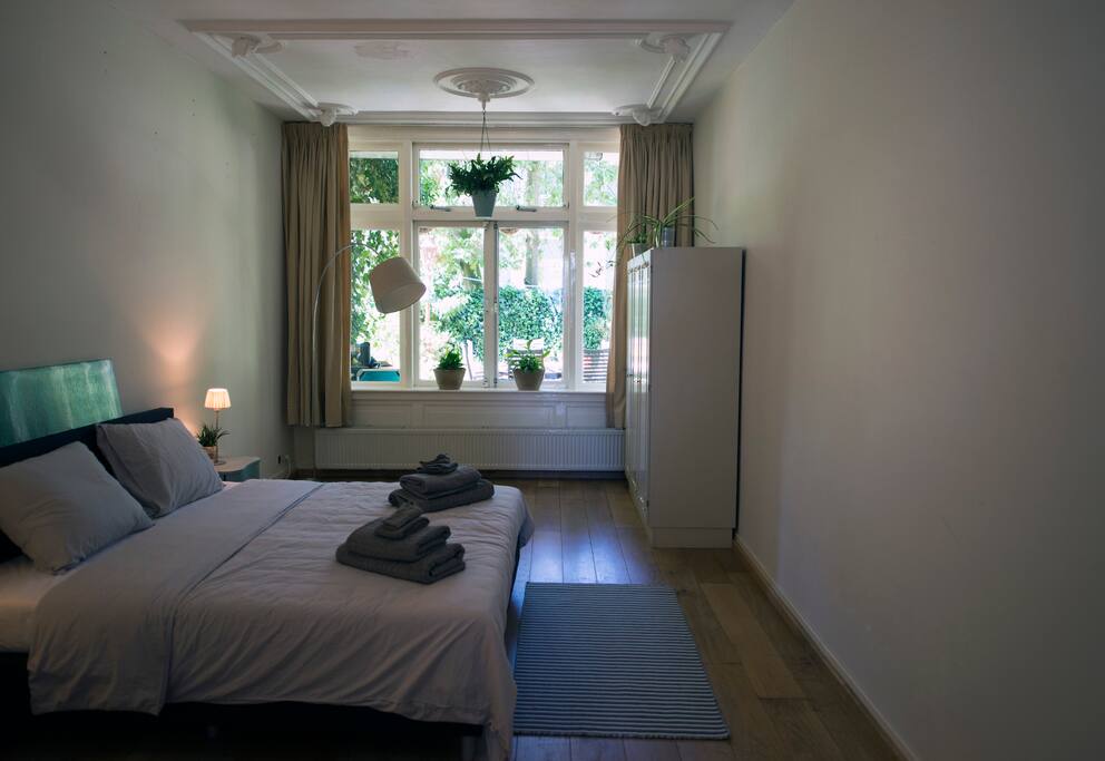 Spacious room, view on the garden, afternoon sun