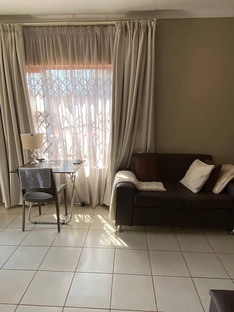 Bachelor Suite 5 @ 135 Gardenia str Florapark