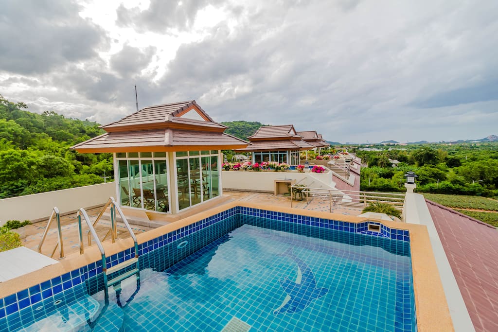 The roof top pool with sea view