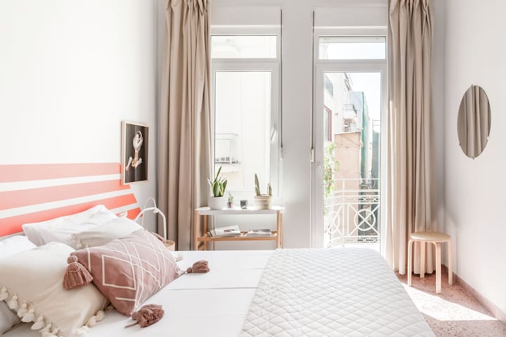 Colorful Flat With a Balcony in Historic Monastiraki