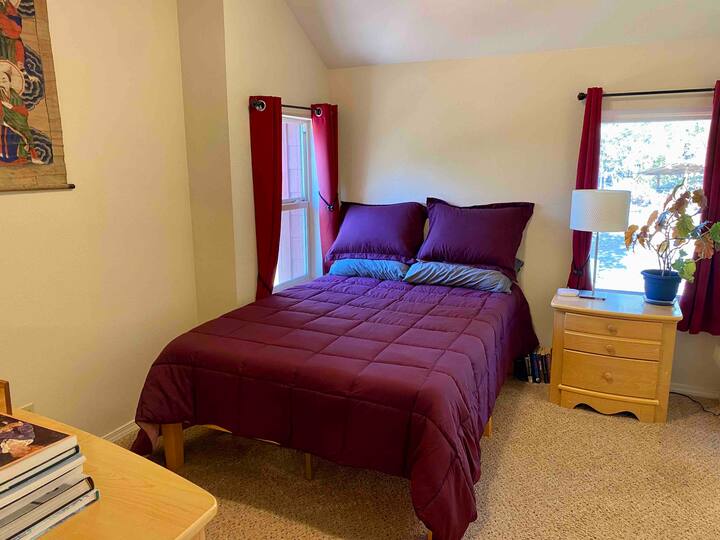 Na katu spavaća soba 1.  Bračni krevet, zavjese za zamračivanje.