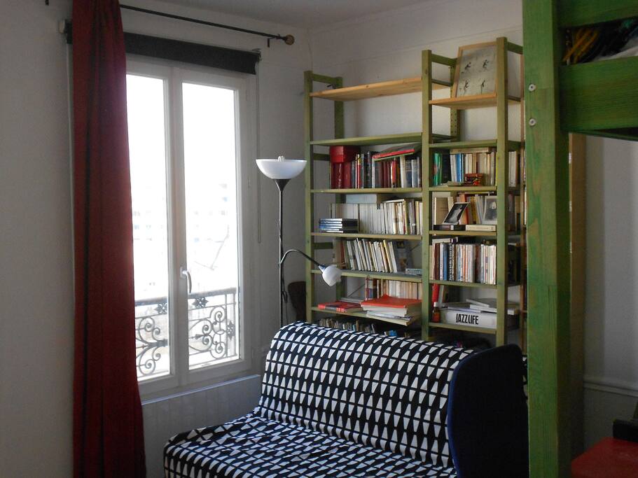 2 places convertible sofa (left) and 1 place bed (mezzanine on the right)