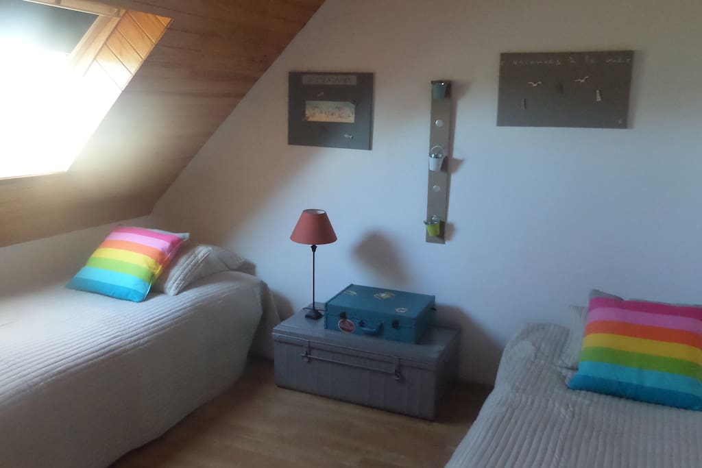 chambre avec 2 lits 1 personne.
