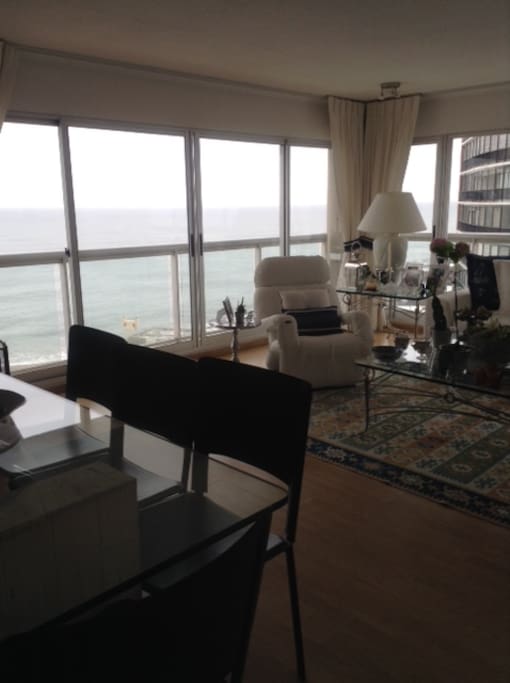 Sala com mesa de jantar. Vista Playa de Los Ingleses + Porto