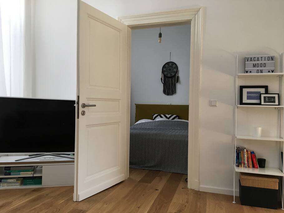 Wohnzimmer mit Blick ins Schlafzimmer