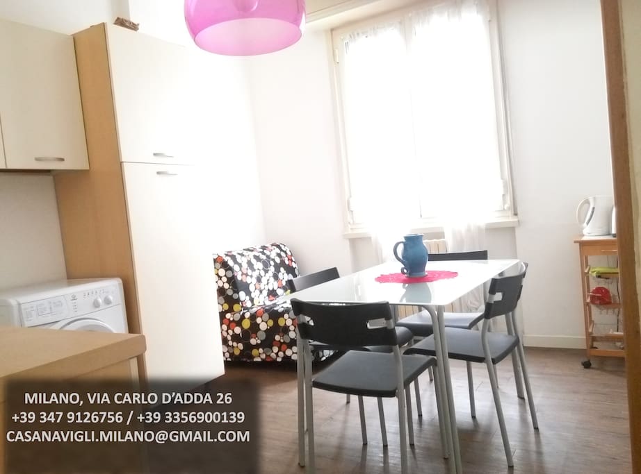 Cucina e sedie appartamento Milano Centro