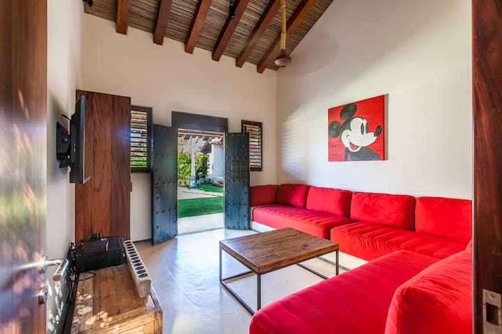 TV en speelkamer met 3 eenpersoonsbedden 