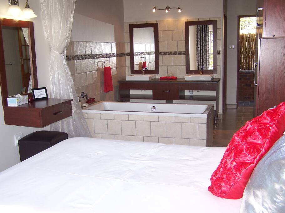 Bedroom / Bathroom