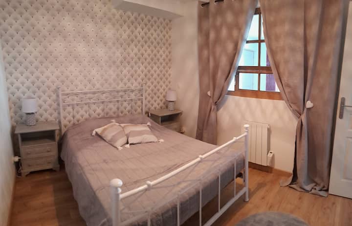 Spálňa 1 manželská posteľ, detská postieľka môže byť k dispozícii.  Starožitné okno s výhľadom na obývaciu izbu.