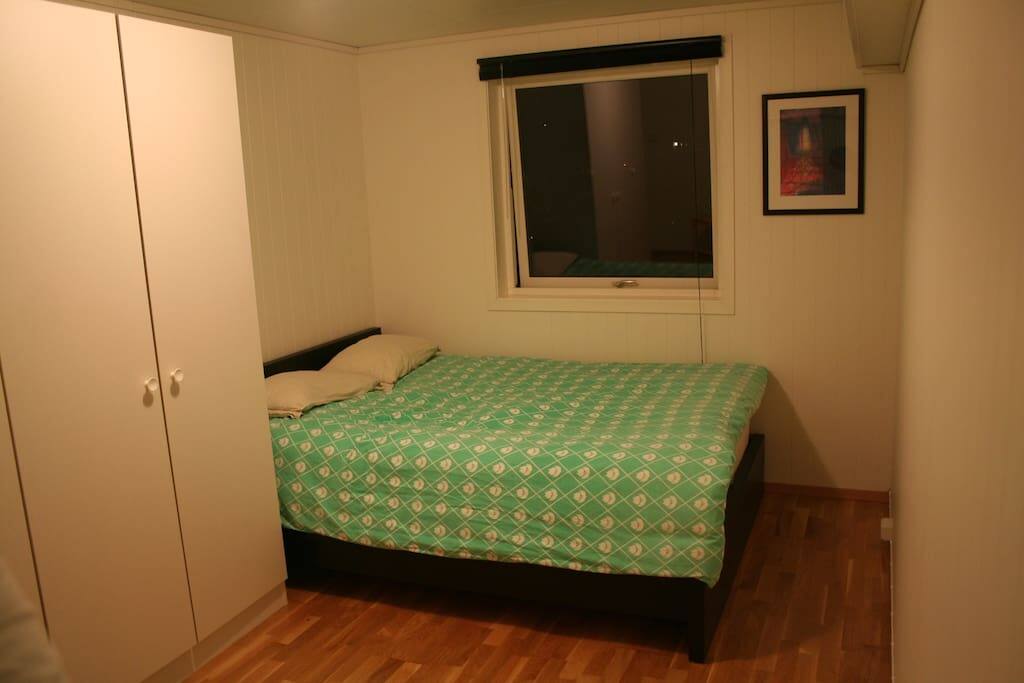 A double bed with view to the mountains