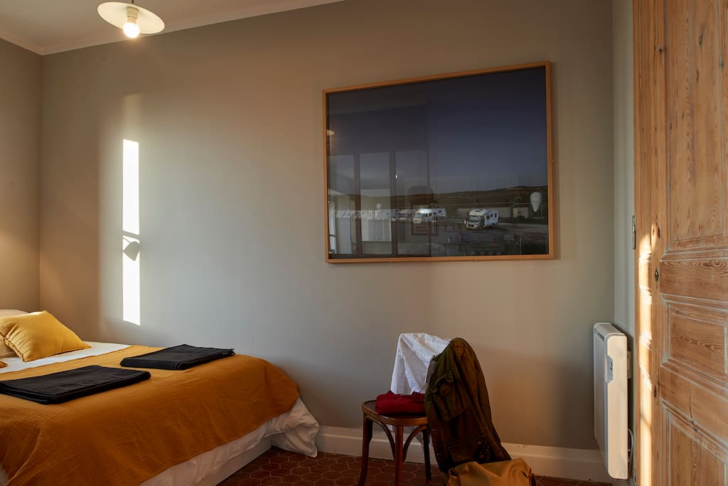Une chambre avec dressing