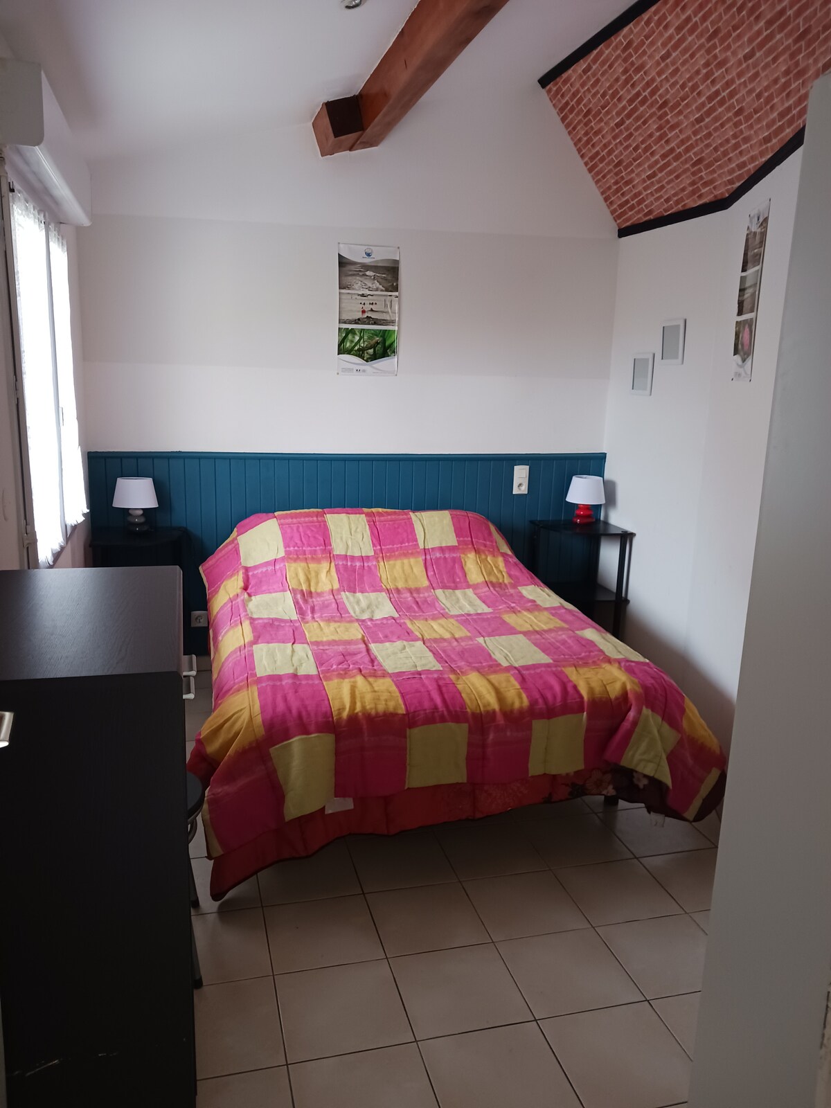 Chumba cha kulala 140 kitanda, kifua cha droo, kabati.