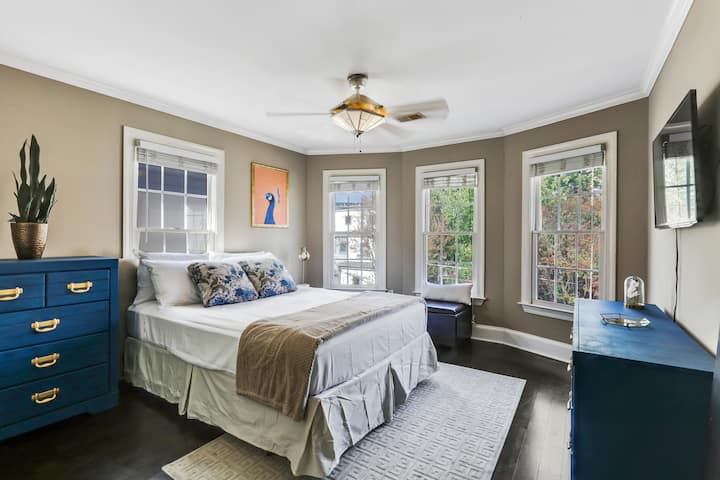 卧室3 -大衣柜，皮革脚凳内有额外的储物空间，带42英寸电视