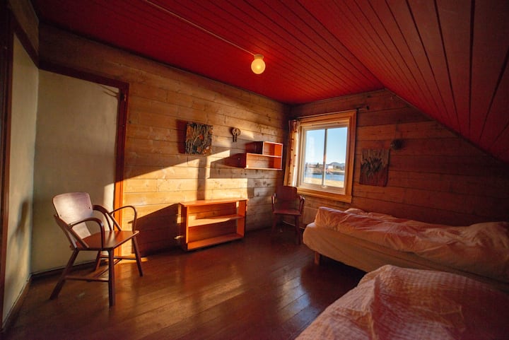 Das Rote Zimmer hat zwei Einzelbetten und ein Kinderbett