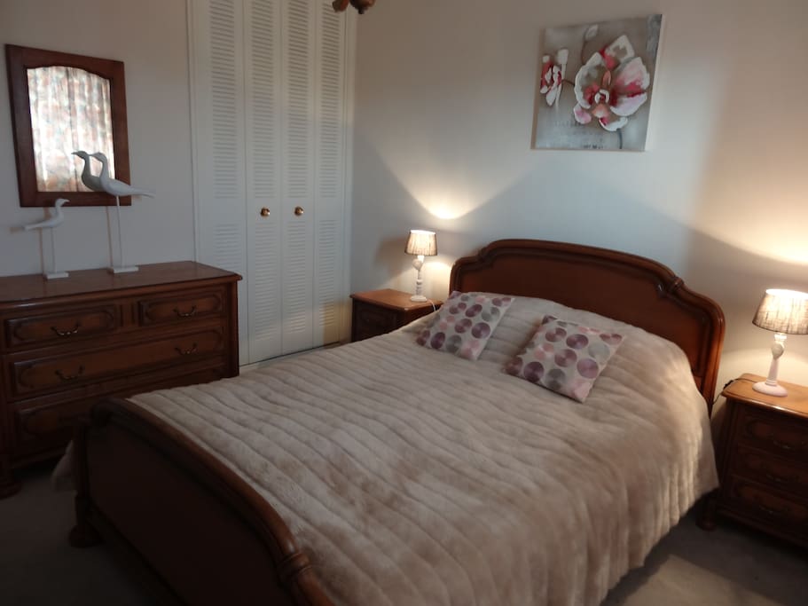 Chambre 1, avec petit balcon et dressing
Bedroom 1, with little balcony and dressing