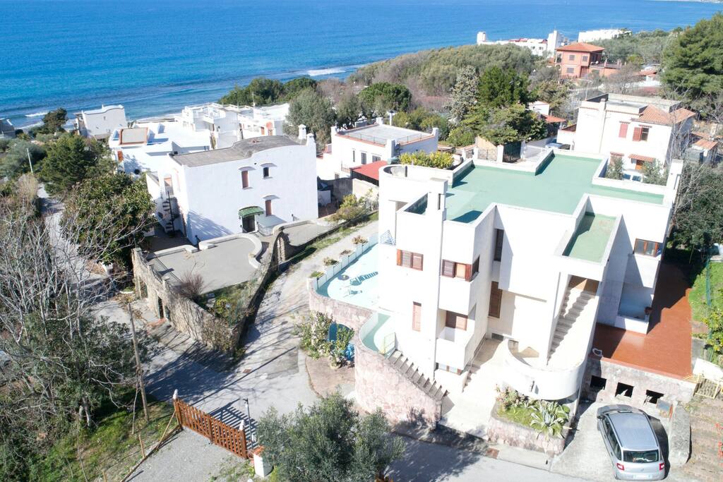 la casa e il mare vicino