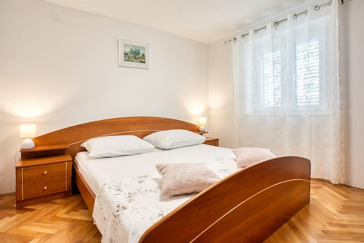 Habitación acogedora diseñada para ofrecer comodidad y noches de descanso, creando un refugio tranquilo.