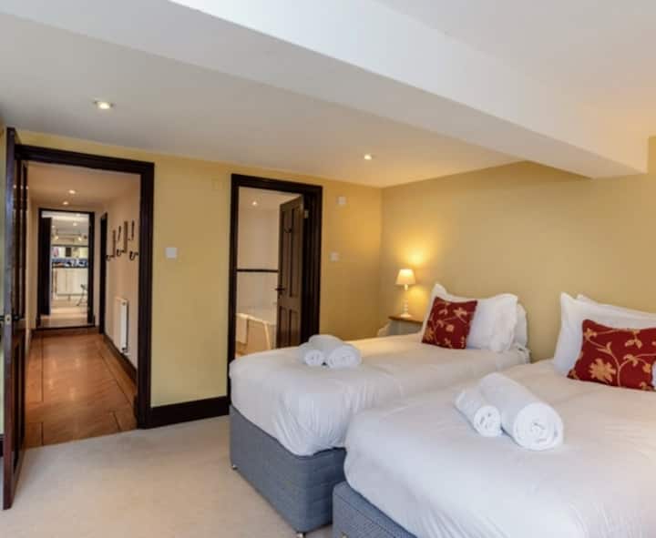 Голема спална соба на приземје со сопствена бања 