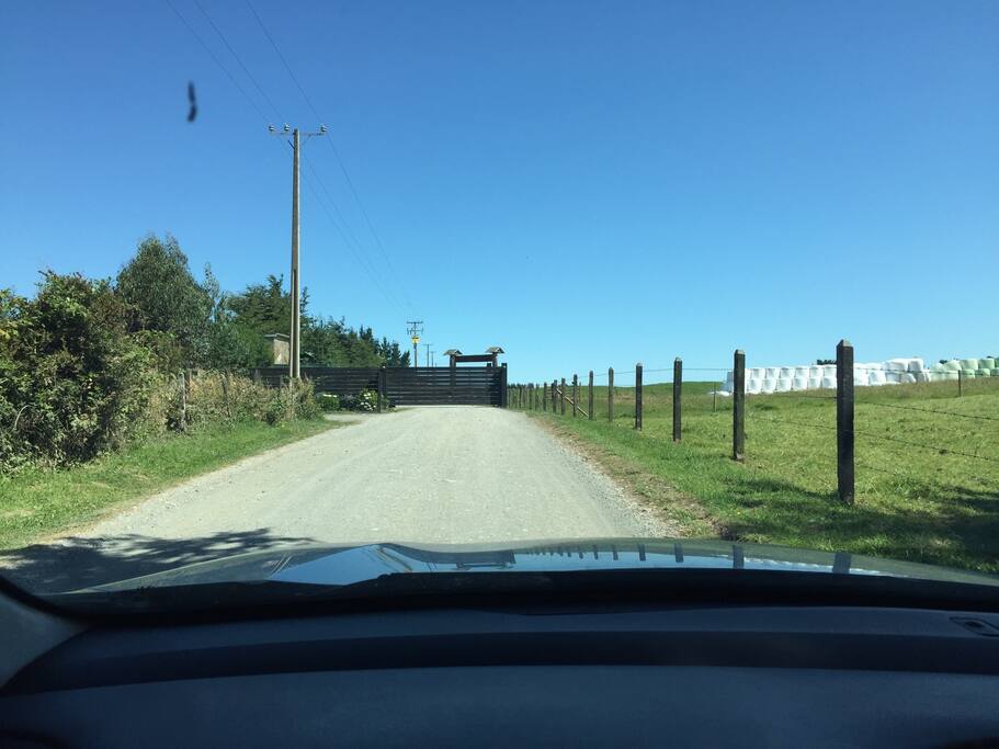 Acceso a la parcelación privado . Lo cual entrega seguridad y control del ingreso .