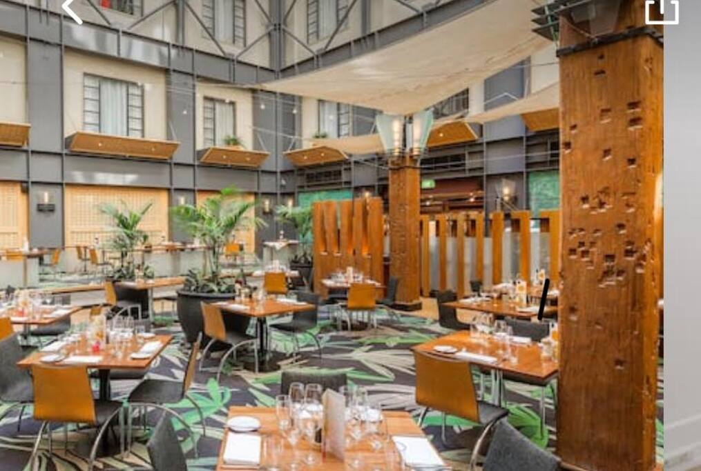 Hectors restaurant - award winning
dining. Serves delicious breakfast, lunch, dinner and high teas.
