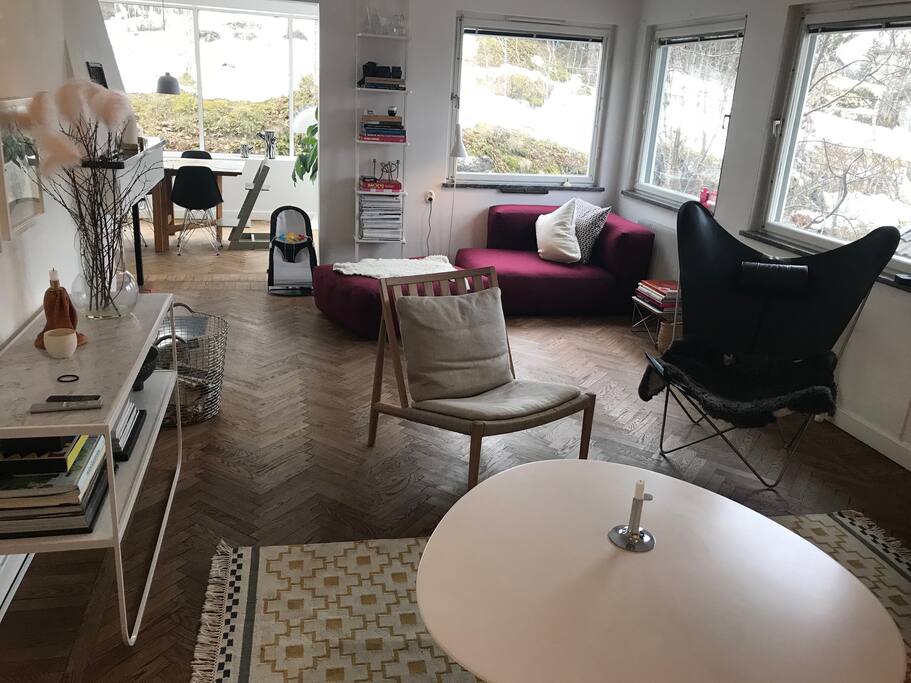 Living room with lots of light and beautiful wooden floors. Fireplace for cosy evenings.
