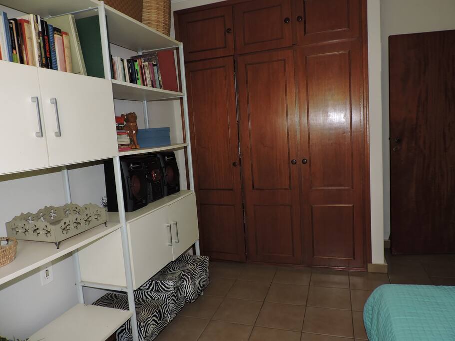 Armário do quarto para uso do hóspede