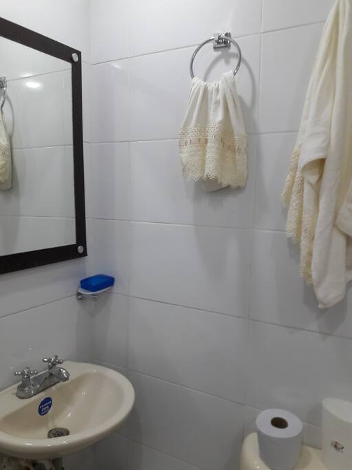 APTO 1 BANO COMPLETO CON TODOS SUS SERVICIOS EN EXCELENTE CONDICIONES