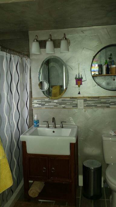 1st floor bath.