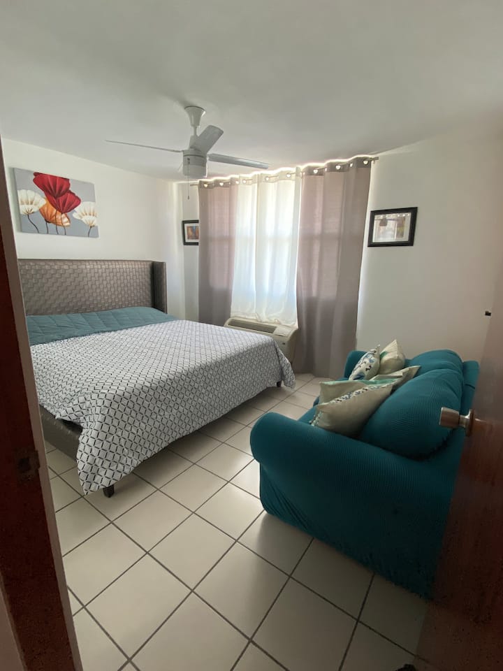 главна соба, брачен кревет (широк 150-179 см), полн кауч на спуштање