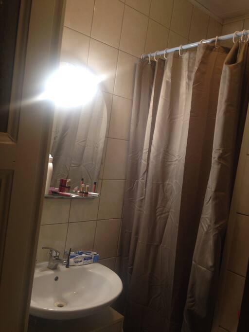 Salle de bain avec sanitaire
