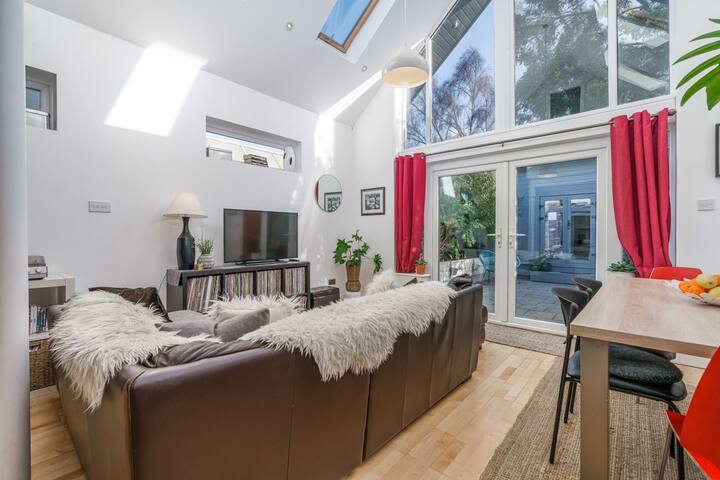 Large Dublin home, 2 mins to Sea/Dart/Aircoach. gallery image 3