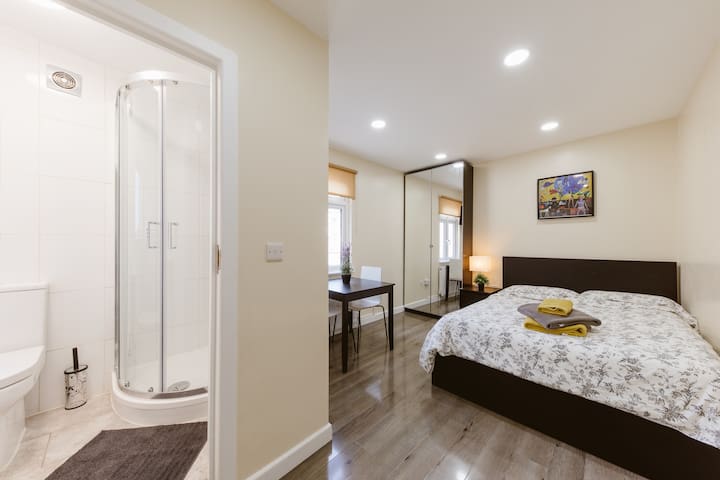 LondonFlatsDFM managed Airbnb listing 3