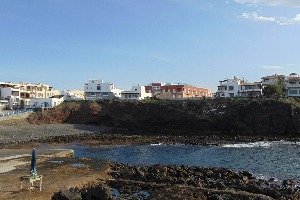 El Cotillo y el Edificio Oliastur en Rojo.
