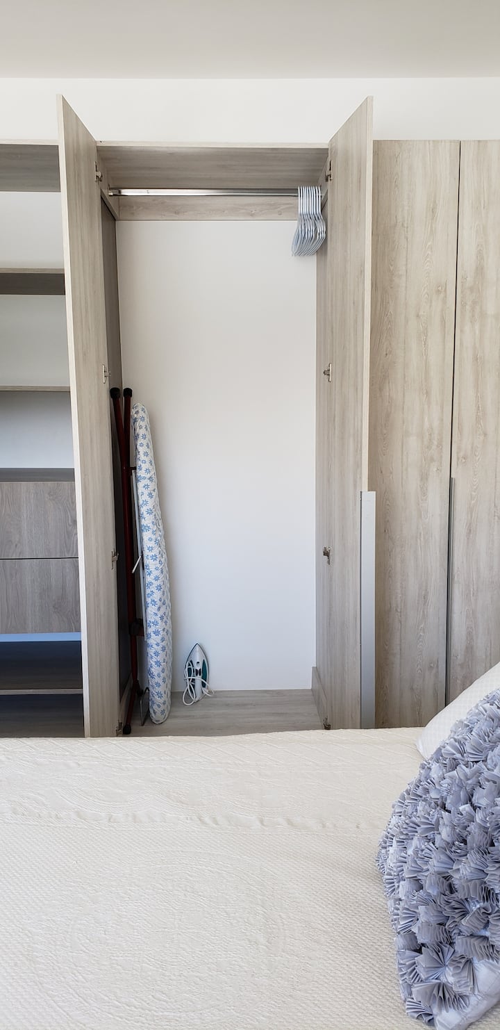 Prostrani ormari s tablama (magarcem) i glačalom za odjeću.