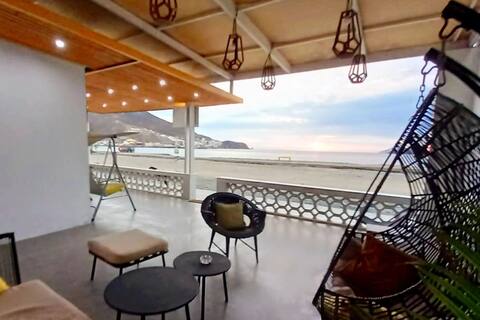 Cozy house facing the sea
