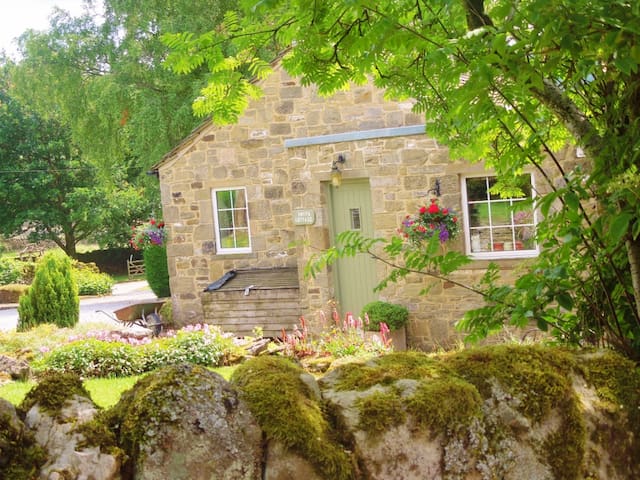 Smith Cottage,  Appletreewick, sleeps 2