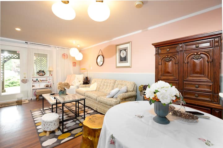 סלון משותף בסגנון אנגלי נעים