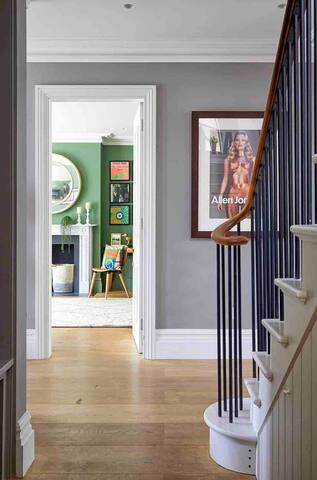 Beautiful 5-bed home with drive & stunning garden gallery image 2