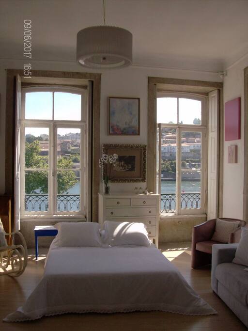 - Quarto - cama de casal