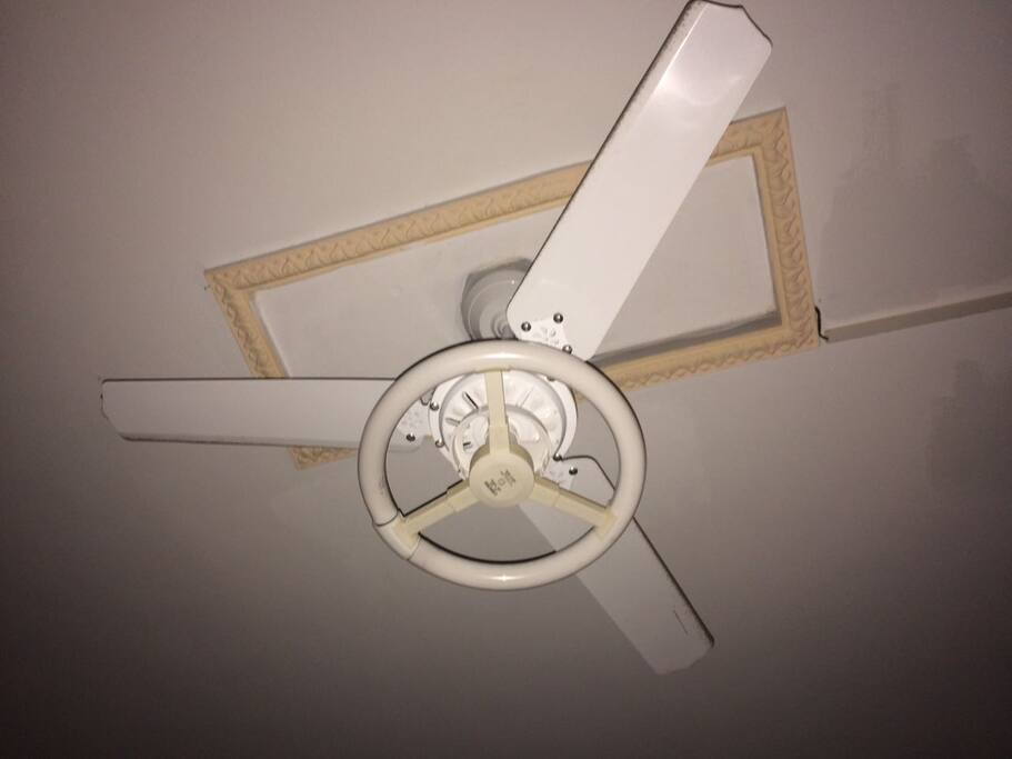 Ventilador de teto do quarto suíte com cama de casal