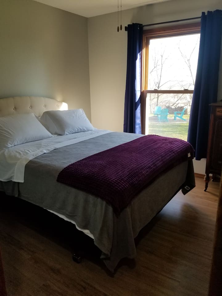 Спалня 2. Основен етаж. Двойно легло, скрин, килер, нощни шкафчета,  смарт телевизор, вентилатор на тавана и вентилатор за кутии.