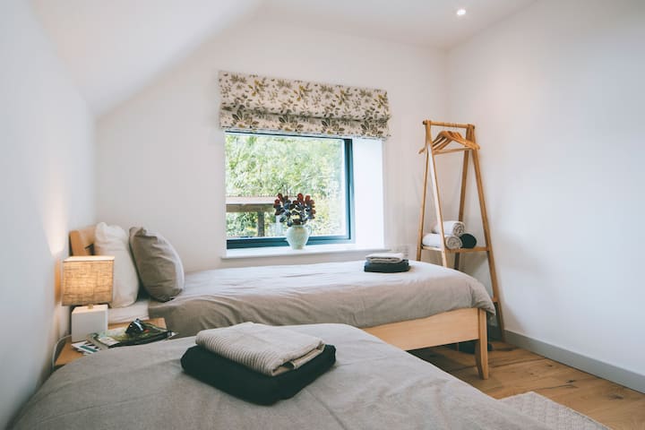 Juu ya sakafu ya chini pacha na bafu la karibu linalofikika