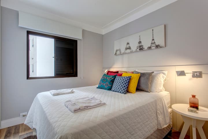 מעונות עם מיטה זוגית זוגית בגודל קווין סייז